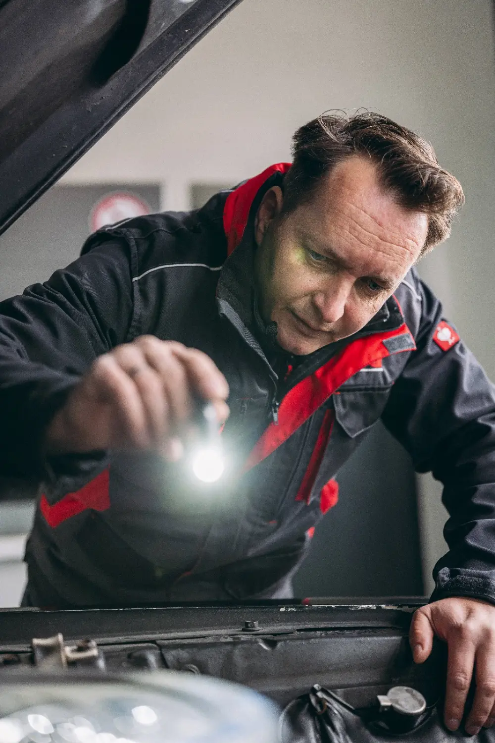 IngBüro-eko - Mechaniker bei der Inspektion des Autos